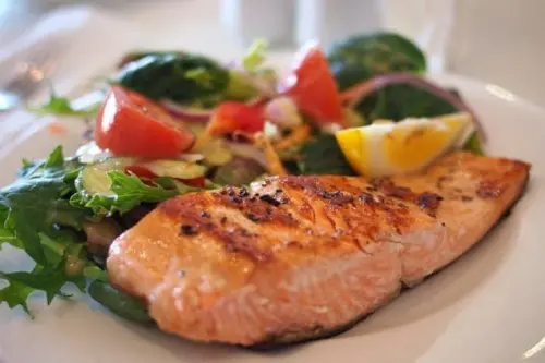 Perché mangiare salmone fa bene alla salute