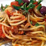 Pasta con tonno, olive e capperi