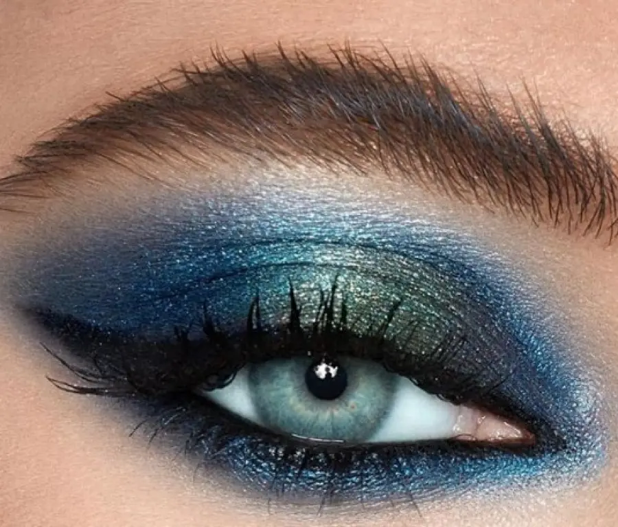 Ombretto blu: come si applica il colore di tendenza
