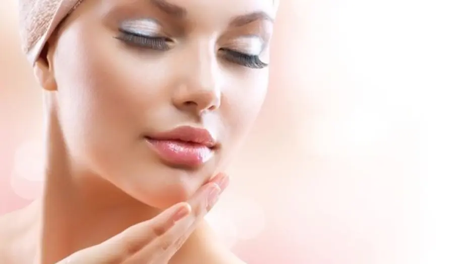 Pulizia viso: le fasi, i prodotti, i motivi per non dimenticarla mai
