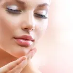 Pulizia viso: le fasi, i prodotti, i motivi per non dimenticarla mai