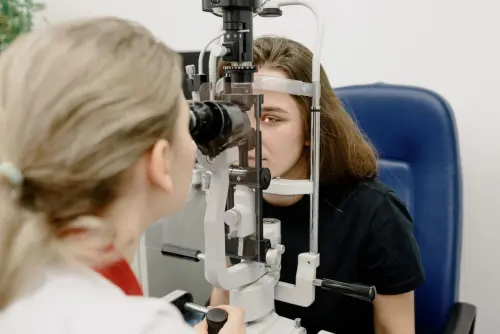 Microchirurgia oculare e prevenzione: come la tecnologia aiuta a proteggere la salute degli occhi