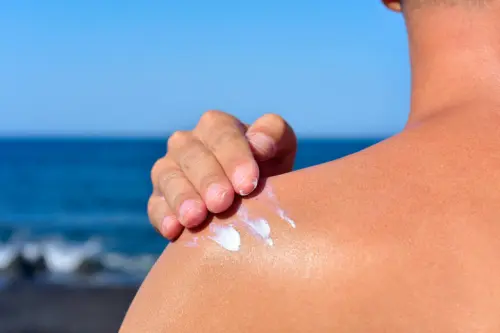 La crema solare viene assorbita dalla pelle: ma fa male al nostro organismo?