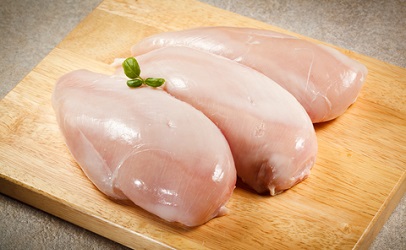 Ecco perché non dovremo lavare il pollo crudo