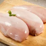 Ecco perché non dovremo lavare il pollo crudo