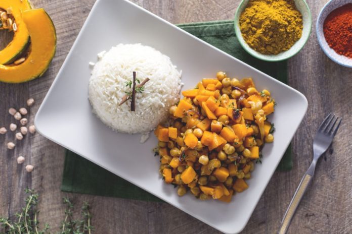 Cavolfiore e ceci al curry con salsa allo yogurt Cavolfiore e ceci al curry con salsa allo yogurt